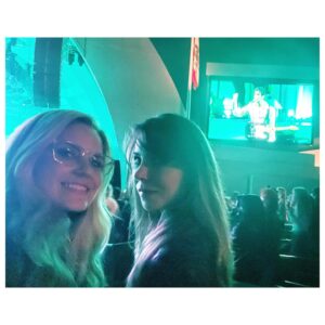 Nikki Griffin Instagram - Monday night at The Hollywood Bowl with Michele. 💚🎵🎸
•
•
#TheHollywoodBowl #The1975 #babeyoulooksocool