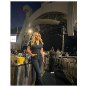 Nikki Griffin Instagram - Monday night at The Hollywood Bowl with Michele. 💚🎵🎸
•
•
#TheHollywoodBowl #The1975 #babeyoulooksocool