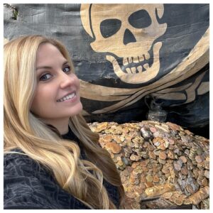 Nikki Griffin Instagram - This Weekend: Celebrated Alli’s birthday early and Michele’s birthday late. Saw some friends, puzzled it out, shook hands, kissed babies, etc. Hit up Disneyland and stole some pirates’ booty. You know how it goes. 

#BirthdayGirl #Disneyland #LivingfortheWeekend