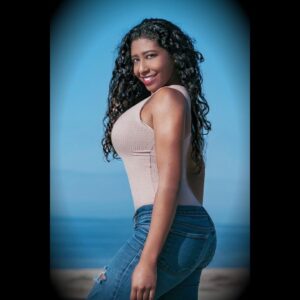 Nikki Vanderdyz Instagram - "Life is lived on the edge." - Will Smith
#casual #hourglass #nature #smiles 
#ModelMayhem - 3321452

PHOTOGRAPHER: Byron B.
LOCATION: Korean Bell of Friendship
Wise Words: @willsmith 💜