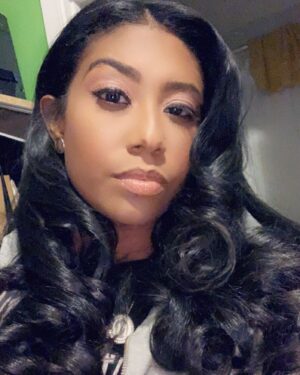 Nikki Vanderdyz Instagram - I love my curls 🥰