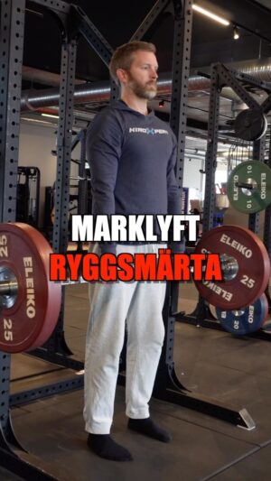 Niklas Andersson Instagram - Fått ont i ryggen av marklyft? Du kanske tänker att du bör sluta med det helt då. Men det är dumt, skyll inte på övningen. Det är väldigt troligt att du lastat på lite för mycket för snabbt, tillsammans med annat skit som gjort dig lite känslig.

Sen har du kanske undvikit detta lite väl länge så det blir automatiskt ganska laddat och din hjärna kommer tycka att marklyft är djävulens påfund.

Så att sedan ta sig tillbaka kan vara lite läskigt, det kan då vara lämpligt att bygga upp långsamt igen. Här visar jag ett exempel på hur man kan skala upp ett marklyft.

Jag använder mig av riggen här, så jag kan ställa in hur djupt jag vill gå. Börjar på en höjd som känns bra och trygg och inte gör att jag upplever ryggen värre.

Man kan dela upp det i ännu mindre och fler steg också .

Med tiden jobbar man sig neråt, det kan ta 2 veckor och det kan ta två månader. Det tar den tid det tar helt enkelt.

Detta är då ett av väldigt många alternativ att göra detta på 🙂

Det viktiga är att du tar lite kontroll över din jävla rygg 😎💪 hepp hepp