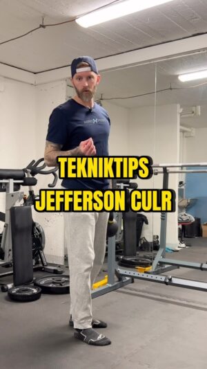 Niklas Andersson Instagram - Lite tips ang denna övning, ska tilläggas att stå på en pall eller liknande kan vara bra om man slår i marken innan man kommit till ytterläge.

Väldigt skön övning som tränar ryggen och baksida lår, den får också RakRygg-Maffian att sätta kaffet i halsen, så ber om ursäkt på förhand till er 😄
