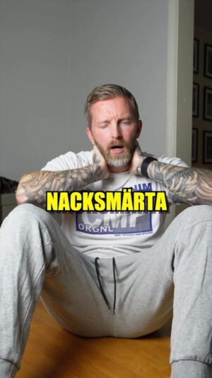Niklas Andersson Instagram - Sit-ups är världens bästa övning om man vill bli bra på sit-ups. Precis som spagetti är det bästa du kan äta när du är supersugen på spagetti.

Men ibland gör nacken ont, eller att det är ett jobbigt moment för nacken. Det betyder inte att sit-ups måste vara dåligt för din nacke, men det kan betyda att din nacke är totalt sämst på att klara sit-ups.

Detta för att den av någon anledning blivit lite känslig. Kanske tidigare trauma, överansträngning mm ligger i bakgrunden.

Då är skala ner och skala upp en lämplig metod, det behöver inte vara krångligare än så faktist. Du kastar inte soppan för den är för het, du blåser och låter den svalna.

Gör detsamma med sit-ups, skala ner till en lättare nivå och bygg upp ☺️👍