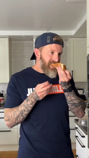 Niklas Andersson Instagram - Nu kanske du undrar varför jag fladdrar med en pizza här, och det är för att när jag jag spelade in så skulle jag också göra en liknelse mellan olika behandlingar och olika pizzasorter.

Men jag klippte bort den delen för att jag tyckte det blev för grötigt och utdraget. Grundpoängen med klippet var att smärta inte behöver vara = skada och att man ska se det mer som en varningslampa än att man är trasig många gånger ☺️. Plus att jag var för lat för att filma om, så jag bjuder på pizza i detta klipp 🍕