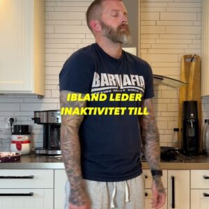 Niklas Andersson Instagram - En av flera faktorer som kan bidra till att vi upplever och ömma och stela i nacke och axlar är inaktivitet och stillasittande/stillastående.

Ett tips då är att försöka bryta detta lite led fysisk aktivitet. Testa att sätta av 30-60 sek 1-2 ggr i timmen där du kommer upp och rör på dig.

Just dessa siffror är ett förslag, kanske funkar det bättre med mindre eller mer, högst olika så testa dig fram.

Vad du gör spelar mindre roll, det behöver inte vara några speciella övningar eller rörelse. Men jag har märkt på patienter att det är större chans att det blir av om det känns relevant.

Så kanske välja ett par rörelser eller övningar som känns bra i området. Det viktiga är att du rör på dig och det kommer troligen kännas lite när du gör det.

Om detta är något som du märker förbättrar ditt tillstånd så försök att få detta till en daglig rutin på jobbet. Låt det få variera, var flexibel. Lite är troligen bättre än inget ☺️