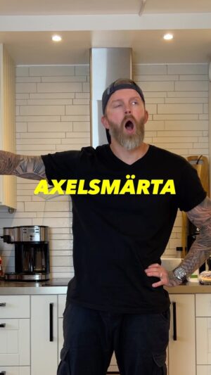 Niklas Andersson Instagram - Axelsmärta, svin ont! Känns som något kommer i kläm vilket det gör men som egentligen inte verkar vara det huvudsakliga problemet. En annan vanlig beskrivning är att det känns som en nerv är i kläm, vilket också troligen sker men inte heller är det huvudsakliga problemet.

Grejen är den att senor kläms och nerver kläms hela tiden, dom tål det. Hur som helst, det huvudsakliga problemet är allt som oftast muskler och senor som gör ont. Och ont kan det göra utan att vara trasigt och skadat. Och då kan det vara lämpligt att 1 i den akuta fasen låta det lugna sig lite, när det sen lugnat sig men vägrar gå över så kan man försöka bygga upp lite tålighet igen.

Det betyder att vi vill utmana den rörelse som gör ont och stegvis göra den tyngre och mer som vi vill.

I videon ser du en typisk progression för att kunna börja lyfta armen åt sidan, detta är då ett exempel av många. Det du ser i videon kanske inte passar dig, men då kan du använda samma princip på annat sätt.

Steg 1 är då att börja med böjd arm, där kan man jobba på några pass tills det känns riktigt bra, att känna lite smärta är okej så länge du tycker att det blir bättre över tid. Steg två är att räta ytterligare lite på armen, nu blir det liiite tyngre och ett steg närmare ditt mål.

Steg 3 är helt uträtad arm om det går, successivt kan du här öka på mer vikt tills du inte känner dig begränsad längre.

Tripp trapp trull så har du gradvis lärt din axel att denna rörelse inte är farlig längre och den slutar göra ont ☺️ ska tillägga att detta troligtvis inte tar 3 dagar utan mer troligt ett par veckor. Speciellt om du haft ont ett bra tag ☺️