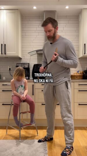 Niklas Andersson Instagram - Har experimenterat lite med detta lilla trix och bestämt mig för att det kan göra nytta i vissa fall. Testa detta om du har ont i ryggen när du böjer dig fram, för många kan det upplevas mindre smärtsamt och kan därför vara en lämplig modifiering att göra för att jobba på sin rörelserädsla eller böjtolerans.

Har testat detta på många med detta problem och det har funkat förvånansvärt bra på dom flesta.

Jag har nu också bestämt att detta kallas ” Niklas Böjen” Skulle det vara så att det redan finns ett namn på denna modifiering så tar jag tillbaka namnet 😆.

På måndag är det start för ryggakademin, glöm inte anmäla er 👊💪