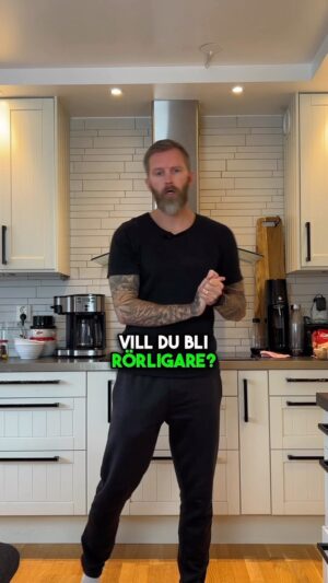 Niklas Andersson Instagram - Det finns många sätt att bli rörligare på, rörligare betyder inte nödvändigtvis att du löper mindre chans att känna stelhet eller smärta. Det finns väldigt rörliga människor som upplever sina muskler stela osv.

Du behöver vara så rörlig som din tillvaro kräver eller som du själv känner att du vill vara. För att sedan bli så pass rörlig du vill vara så behöver du jobba på det.

Det handlar då om att vänja muskler och leder med nya ytterlägen. Dvs du behöver vistas i dom positioner där det mer eller mindre är ”stopp”. En fördel om man ska låta leder och muskler vänja sig och acceptera dessa ytterlägen är att det görs under bekväma förhållanden.

Det ska alltså dra och kännas lite, men inte göra ont. Sen är nyckeln att regelbundet göra detta och fortsätta göra detta för att bibehålla detta ytterläge.

Det behöver då inte nödvändigtvis vara att stretcha, utan kan också vara att utföra aktiviteter osv i dessa lägen.

Nu pratar vi specifika rörelser här, allmän stelhet osv i rörelser eller aktiviteter du faktist gör regelbundet kan ha med diverse livsstilsfaktorer att göra och behöver nödvändigtvis inte dra och stretchas för att förbättras ☺️👍