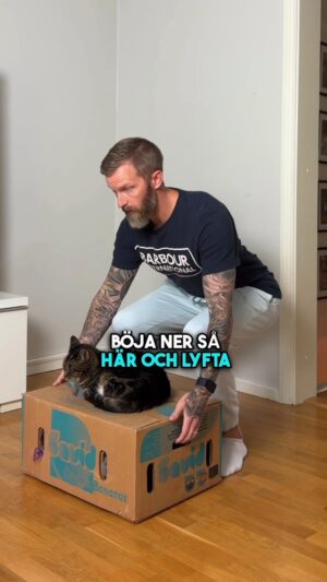 Niklas Andersson Instagram - Det finns inga fel sätt att lyfta, det finns däremot olika sätt att lyfta och vilket som kommer vara rätt för stunden beror på.

Har du ont av att lyfta på ett sätt så lyft på ett mer bekvämt sätt. Är något väldigt tungt så använd en teknik som gör lyftet lättare.

Det är alltså okej att lyfta hur man vill, du behöver inte lyfta som en robot och gör förmodligen inte det heller.

Om du tex får ont direkt efter eller i samban med ett lyft så är det mer än bara tekniken i lyftet som ligger till grund.

Om du någon gång gör en helt vanlig rörelse och har fått ett ryggskott så har du där ett tydligt exempel på att det ligger flera saker i grund till att du fick ont helt plötsligt, för den rörelsen har du gjort 1000 gånger tidigare utan att få ont ☺️

Så saker som antal gånger du lyfter och massa annat spelar roll. Du kan få ont av att lyfta så som den ergonomiska skolboken säger också 👍