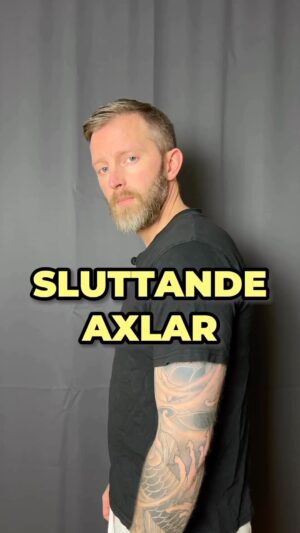 Niklas Andersson Instagram - En liten julklapp till alla som kämpar med att hålla bak sina axlar. Det är troligtvis inte så nödvändigt, inte heller att stretcha dina bröstmuskler. Visst fan kommer det kännas bättre när du gör det.

Det också troligen för att du går från en position till en annan. Precis som med hållning verkar det inte finnas en bästa position för dina axlar.

En bra taktik kanske är att inte bry sig så mycket om positionen och mer bry sig om att göra saker som gör att man mår bättre i kroppen. Det kan vara allt från att röra sig mer till att röra sig mindre.

Kanske slappna av mer eller slappna av mindre. Bygga sundare livsstilsvanor osv. Du kanske inte behöver en specifik och speciell övning.

Du kanske behöver göra mer saker som din kropp mår bra av. Finns ingen exakt lösning som passar alla här. Men du behöver inte så troligt lägga massa tid och energi på att hålla dina axlar i en speciell position ☺️