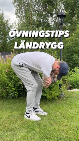 Niklas Andersson Instagram - Här ser du 2 varianter av rygglyft som du kan göra stående, du känner säkert igen rörelsen. Ofta gör man denna rörelse liggandes på mage, men att stå på detta sätt ger dig möjligheten till större rörelseutslag.

Även lämpligt om du inte har en sån rygglyftsmaskin tillgänglig. Om du har en känslig rygg så är det väldigt bra att börja men få antal reps etc och känna av att du tål belastningen.

Även om något ser lätt ut så kan det vara något din rygg kan behöva vänja sig vid.

Testa på och rör dig rygg 💪
