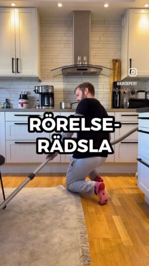 Niklas Andersson Instagram - När vissa rörelser eller aktiviteter gärna undviks och känns läskiga att göra pga att du är rädd för att det ska göra mer ont eller att du ska få ont igen, så är det jobbigt.

Att klara av att göra detta utan rädsla är då ett bra första steg, och ett lämpligt sätt kan vara att steg för steg utsätta sig för en aktivitet eller rörelse mer och mer och i större och större grad. Precis som beskrivet i videon här.

Detta är något jag hjälper människor med dagligen, det jag kommit fram till är att det kan ta lite tid. Många upplever att det är farligt att det gör ont, när det egentligen bara handlar om ett falsk alarm.

Att något gör väldigt ont behöver inte betyda att området är skadat eller nära på att bli skadat. Det kan helt enkelt vara extra känsligt bara och därför väldigt mycket lättare göra ont.

Din kropp är väldigt bra på att försvara och skydda dig och ibland blir den lite för bra.

Smärta är en varningssignal och behöver inte betyda att något är trasigt ☺️