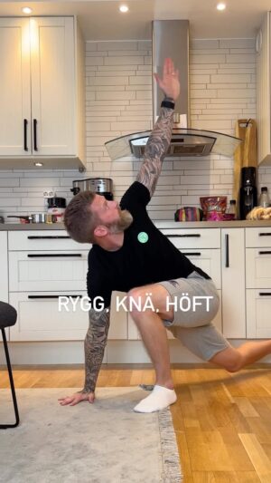 Niklas Andersson Instagram - Dagens Gympa, kör den som morgongympa eller närsomhelst gympa. Helt enkelt dagens lite rörelsesnacks, inga konstigheter.

Du kommer efter ett par vändor känna dig lite skönare i kroppen, hepp hepp!

#morgongympa #rörelseglädje #hemmaträning #yoga #köksyoga