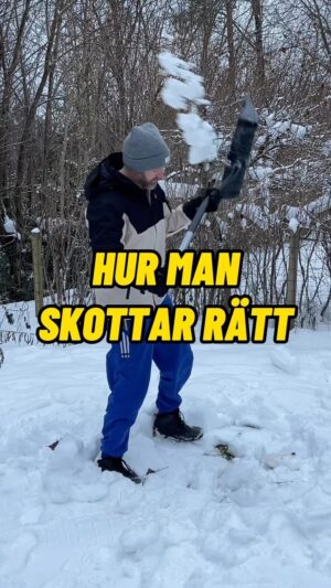 Niklas Andersson Instagram - Hur skottar man rätt? Det är det nog ingen som vet, jag har inte hittat något vettigt i ämnet iaf. Så vi får nog utgå ifrån att göra det på ett så bekvämt sätt som möjligt.

Snöhelvetet måste ju bort, och anstränger vi oss mycket med något vi inte gör så ofta så kan vi få lite ont, ganska ofarligt allt som oftast och väldigt jobbigt för personer med ryggproblem.

Men det här är nog en sån där jobbig grej vi måste göra, stackars oss vilket hårt liv vi har 😄 jag har fått frågan förr om jag kan göra ett klipp om skottning och detta va det bästa jag kunde komma med.

Bit ihop och skotta eller lej bort det till en pigg ungdom mot lämplig betalning 😄🤷‍♂️