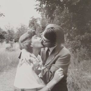 Niklas Strömstedt Instagram - En kyss 1953.❤️❤️ #tbt #magganåbosse
