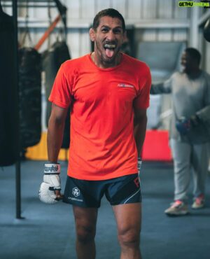 Niko Price Instagram - Rise and grindddddd!!! Happy Monday everyone 💪🏼🤜🏼🔥🙏🏼#ufc #flogrown #mondaymood