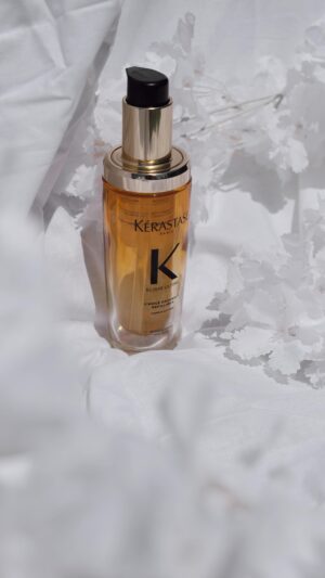Nikol Švantnerová Instagram - Nové složení ikonického Elixir Ultime ✨ díky extraktu z kamélie poskytuje výživu, zjemnění a rozjasnění vlasů. Já na něj nedám dopustit už léta, vlasy jsou po něm dokonale lesklé a dokonale voní! A jedna z vás to může vyzkoušet, stačí pod fotku napsat, zda máte třeba nějaký trik na lesklé vlasy, sledovat profil @kerastase_official a můj, no a já za týden jednu z vás vylosuji✨ kerastase #theshineofanicon
#elixirultime #hair #kerastaseclubczsk