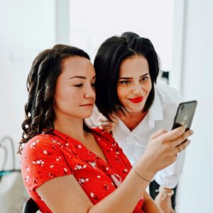 Nikola Donéová Instagram - Svatební den, česání vlasů. 👰🏻 Děkuju kamarádce @baldidoll za to, že se mi svěřila do rukou, a že se tady dobrovolně nechá hodit bez líčení během česání vlasů 😀, protože fotky s líčením máme pak už jen v šatech a Marťa až ze svatby (já nevěsty nikdy před a po nefotím) takže si výjimečně můžu zveřejnit fotky tyhle 🥰☺️🙏🏻
A děkuji @smetanaart za dokumentaci, kterou můžu takhle použít. Lidi, mrkněte se na Davidovu tvorbu, která není jen o focení svateb, ale opravdu stojí za to se na jeho stěžejní umění přinejmenším podívat! ☺️
#wedding #visageartist #hairstyling #weddinghair #bridalhair #bridal #bridalvisage