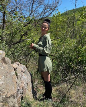 Nikola Donéová Instagram - Venčení s mým mužem, kterej je na mě fakt moc hodnej, na to jaká jsem štěkna, vypustil mě na volno a dokonce i bez náhubku 😷😀☀️🌾 #happygirl #štěkna #venčení #beznáhubku