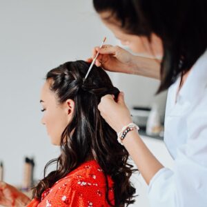 Nikola Donéová Instagram - Svatební den, česání vlasů. 👰🏻 Děkuju kamarádce @baldidoll za to, že se mi svěřila do rukou, a že se tady dobrovolně nechá hodit bez líčení během česání vlasů 😀, protože fotky s líčením máme pak už jen v šatech a Marťa až ze svatby (já nevěsty nikdy před a po nefotím) takže si výjimečně můžu zveřejnit fotky tyhle 🥰☺️🙏🏻
A děkuji @smetanaart za dokumentaci, kterou můžu takhle použít. Lidi, mrkněte se na Davidovu tvorbu, která není jen o focení svateb, ale opravdu stojí za to se na jeho stěžejní umění přinejmenším podívat! ☺️
#wedding #visageartist #hairstyling #weddinghair #bridalhair #bridal #bridalvisage