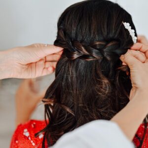 Nikola Donéová Instagram - Svatební den, česání vlasů. 👰🏻 Děkuju kamarádce @baldidoll za to, že se mi svěřila do rukou, a že se tady dobrovolně nechá hodit bez líčení během česání vlasů 😀, protože fotky s líčením máme pak už jen v šatech a Marťa až ze svatby (já nevěsty nikdy před a po nefotím) takže si výjimečně můžu zveřejnit fotky tyhle 🥰☺️🙏🏻
A děkuji @smetanaart za dokumentaci, kterou můžu takhle použít. Lidi, mrkněte se na Davidovu tvorbu, která není jen o focení svateb, ale opravdu stojí za to se na jeho stěžejní umění přinejmenším podívat! ☺️
#wedding #visageartist #hairstyling #weddinghair #bridalhair #bridal #bridalvisage