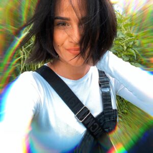 Nikola Donéová Instagram - Nechej svoje barvy volně plynout prostorem, ať se mohou dotknout všeho smutného kolem. 🌈