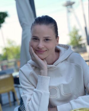 Nikola Donéová Instagram - 8 ráno u snídaně 🥑🥬🍠🍉🍋 ..zlato, nefoť mě, prosím Tě, nefoť mě....a pak v jedné vteřině z toho vyšlo tohle 😇😂😂 ...tak nevím no, mám obavy, že snad nikdy nebudu vypadat dospěle 😭😅