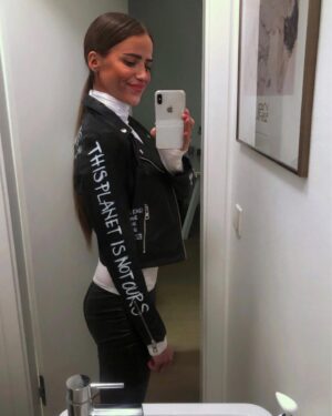 Nikola Donéová Instagram - tip na jaro 🌞 ale i chladný letní večery - levná bunda a fixa na koženku - můžeš veřejně vyjádřit sama / sám sebe čímkoli chceš 🖤 #thisplanetisnotours • tady mám ještě obojí obočí 😂