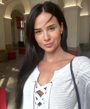Nikola Donéová Instagram - Byla jsem volit, a přišla jsem omylem (no omylem, prostě jsem blbka) moc brzo. Měla jsem hodinu čas. Tak jsem se po dlouhé době prošla po ulicích svýho dětství, protože tam kde jsem vyrůstala, mám pořád trvalý bydliště. Bylo to vlastně strašně smutný. Ulice byly tak nějak kratší, zákoutí tak nějak bez záhadna, v místě staré zastřešené tržnice, kam mě posílala máma pro brambory, teď stojí Lidl. Některý stromy ale i po 20ti letech stojí na svým místě. Jedině ty se mi zdají stejně veliký jak dřív, protože vyrostly, stejně jako já. A já tam stojím a najednou jsem dospělá. 😪 Nevím, kdy se to stalo, nevím jak se to stalo. Náš mozek všechno komprimuje do co nejmenších úseků vzpomínek, abychom aspoň trochu věděli, kdo vlastně jsme, ale zároveň, aby nás každý jeden den minulosti moc nezahlcoval. Protože když se opravdu zamyslím nad tím, co jsem v životě od narození reálně prožila, je to jak kdyby se to ani nestalo v tomto životě, nebo jako kdyby to bylo několik životů dohromady. Nenazvala bych tohle moje chození tam nostalgií, ale normálně plným vědomím o tom, kdo vlastně jsem. Mívám to tak občas, i když se nevracím do míst, kde jsem v životě žila. Ale takto fyzicky je to silnější.
_
„Jen to Slunce zatím svítí pořád stejně...“ jsem si řekla, když jsem stála u plotu mateřské školky, kde jsem občas vyzvedávala ségru. No, a pak jsem tam šla hodit ten lístek. Nebudu říkat, jaká byla moje volba, ať tady nevzniknou nějaké rozbroje, ale Ano to nebylo. #backtothefuture