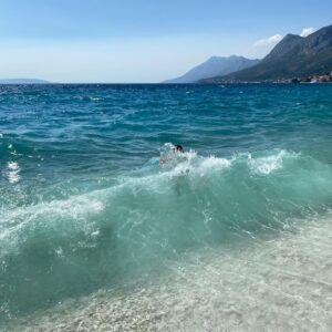 Nikola Donéová Instagram - Ta voda takhle opravdu vypadá, když ji prosvěcuje sluníčko. 🌊🌝 Tak nakonec to přidávám i s vodou, že to není filtr. Hezčí vodu jsem ještě nikde neviděla, ani v Řecku (ale Řecko je široký pojem, nebyla jsem všude). Příště bych chtěla třeba směr Albánie, ještě nějaké to Řecko a taky jih Turecka, tam bych opravdu chtěla, ale zaměřit se více i na vnitrozemí, hory, lesy a tak. Kde jste vy viděli nejčistší vodu? 🌏
_
A děkuju @janicka_h3 za fotku, při které se dobrovolně několikrát nechala nemálo sejmout vlnou 😂 ono to nevypadá, ale má to docela grády 🌊