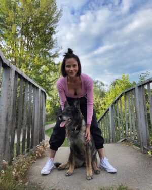 Nikola Donéová Instagram - Ješte si uložím do alba tuhle sérii s Wen 🐺🖤
Nevím, která z nás má větší trpělivost - jestli já, položit někam mobil, aby nepadal a stihnout na samospoušť za 10 vteřin fotku nebo Wenda, aby tohle celý vydržela a nezdrhla. 😂 Co Ty a focení s miláčkama? Drží nebo jsi bez šance? 😂 #milujuji
