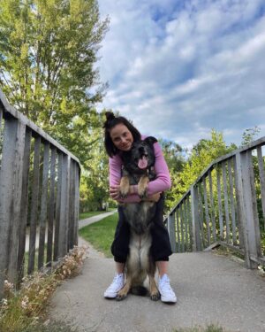 Nikola Donéová Instagram - Ješte si uložím do alba tuhle sérii s Wen 🐺🖤
Nevím, která z nás má větší trpělivost - jestli já, položit někam mobil, aby nepadal a stihnout na samospoušť za 10 vteřin fotku nebo Wenda, aby tohle celý vydržela a nezdrhla. 😂 Co Ty a focení s miláčkama? Drží nebo jsi bez šance? 😂 #milujuji