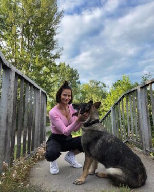 Nikola Donéová Instagram - Ješte si uložím do alba tuhle sérii s Wen 🐺🖤
Nevím, která z nás má větší trpělivost - jestli já, položit někam mobil, aby nepadal a stihnout na samospoušť za 10 vteřin fotku nebo Wenda, aby tohle celý vydržela a nezdrhla. 😂 Co Ty a focení s miláčkama? Drží nebo jsi bez šance? 😂 #milujuji