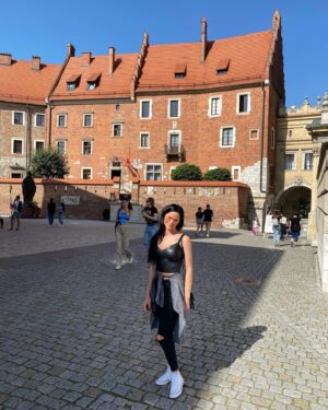 Nikola Donéová Instagram - Moc vám doporučuju si zajet do Krakowa, já doufám, že my jsme tam nebyli naposledy, je tam toho tolik co vidět a co dělat, že 3 dny jsou málo. Jejich historický cetrum je obehnaný kolem dokola parkem, což je podle mě unikát, hlavní náměstí večer připomíná blízký východ, kdy hlavní budova uprostřed je průchozí a má nádech jako trhy v Dubaji nebo v Kataru, takovou kumulaci historických památek a čisto jsem ještě nikde neviděla. Praha je nádherná, ale Staroměstské náměstí oproti náměstí Krakowa je takový jako roztomiloučký a Václavák budu dělat, že neznám. 😀 Oni zase nemají katedrálu sv. Víta, jasnačka, ale náměstí a nábřeží jsou pro mě osobně důležitější na takový to vyžití, někam si sednout, najíst se, dát si vínko a tak, což samotná historická památka jako taková neumožňuje. Kdybych si měla jako turista vybrat jestli Praha nebo Krakow, tak Krakow. 😀🙈🏛⛪️