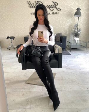 Nikola Donéová Instagram - Tohle si tady odložím, než sem dám tu proměnu 🗃😊 Hodně mi chodí otázek odkud mám vlasy, přestože jsem to označovala v textu i do fotky v tom premiérovým příspěvku, vždycky když máte nějaký dotazy na komplikovanější věci, tak na to ráda odpovím opravdu 🥰🙏🏻✨ ale co se týká označování, vše tam je. 📌👀😁