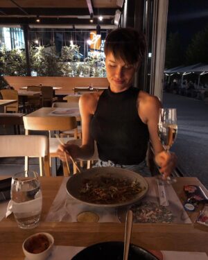Nikola Donéová Instagram - Ať už je zase léto, a ta total free atmosféra všude 😩🙏🏻 ..všechno otevřený, lidi všude venku, takovej ten šrumec - vůně vody u jezera nebo na nábrěží ve městě, vůně jídla, cinkání nádobí, smích, zvuky lodí a vln, letní bouřky!! ⛈ V plavkách jezdit na in-linech v přírodě!!! #dunaj 🏞 Sedat si rovnou v plavkách po dni u jezera bez bot do auta, prostě úplná anarchie! 🤍 Zimu miluju, opravdu miluju! Je nádherná! Ale se sněhem. A když není sníh, tak ať je radši léto nebo se zblázním už z toho jak se mi nic nechce! 😂🤣 Komu ještě se nic nechce??? 😀