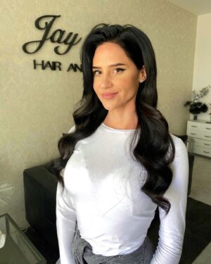 Nikola Donéová Instagram - 🖤 @jayphillhair 
vlásky @goldhair.cz 
Zítra vám nasdílím před a po! 🎵🤍
(pls, omluvte čerstvou barvu na čele:)))