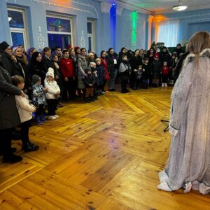 Nikolay Serga Instagram - На День Святого Миколая за допомогою фонду @lesia_ua_foundation закупили для дітей загиблих героїв @59_ompbr 360 комплектів тритомників «100 українських казок» від а-ба-ба-га-ла-ма-га. 

 Радянська влада цензурувала казки, які читали діти в радянському союзі, для того, щоб цінності формувалися в згоді з «методичкою». А завдяки таким збіркам українських казок ми можемо зазирнути в надра нашої культури. І наші діти мають ціннісно формуватися і складати свої уявлення про добро і зло, опираючись при цьому на першоджерела.