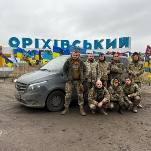 Nikolay Serga Instagram - Хочемо подякувати Сергію Григоровичу та Лесі Рудь і їх фундації @lesia_ua_foundation за допомогу в придбанні двох бусів, які забезпечують роботу Культурного Десанту на Запорізькому та Херсонському напрямку.  А також окрема вдячність @vaglivi_dii за переробку цих бусів з вантажних на пасажирські. Дякуємо вам! Дуже складно переоцінити важливість вашої підтримки. Обидва буса вже на повну працюють.