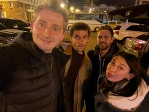 Nikolay Serga Instagram - Коли ми їхали на концерт у Краматорськ, вони весело жартували всю дорогу. Коли зрозуміли, що ми їдемо далі - жарти стали чорнішими, але інтонаціі трохи обережнішими. Коли Вася подивився по карті, що ми в 15 км від Соледара, то трохи занервував, але виду не подав. Ми поїхали ще ближче, було чутно вибухи дуже поруч. Вийшли з авто, зайшли до десантників. Відпрацювали потужний концерт. Після ще один. І ще один. 
 На наступний день ця група працювала в п’яти кілометрах від лінії фронту. Іноді доводилося говорити гучніше, щоб перекрикрикувати постійні вибухи. Світлий гумор в темних обставинах. Дякую за роботу. Дякую за службу, воїни культури! Пишаюсь.

Отака банда приїхала до нас у @culturaldescent . 
 @by_by_duck @anton_tymoshenko @wtfnastia