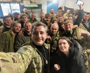 Nikolay Serga Instagram - Вчора терміново їздив у столицю, а сьогодні вже катаємось по позиціях наших воїнів у Херсонській області. 
 
 Сьогдні разом з @mandziuk.selera працювали з мужніми козаками 126 бригади ТРО. Лєра дуже велике відкриття для мене і скарб для команди @culturaldescent . Впевнена, розумна, з високою рефлексією і неповторним стилем. 

 Ще кілька днів працюємо тут і відправляємось на Донеччину.