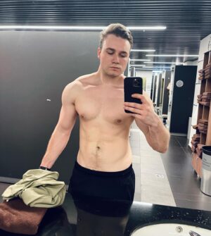 Nikolay Sobolev Instagram - ❗️Знаю-знаю. Сейчас мноооогие рассчитывают на VPN и его стремительную интеграцию в нашу жизнь.

Мол, сейчас заблокируют, а мы все равно сидеть будем! Ха! Вот они дураки! 

Есть опасения. Сейчас объясню кратко: ещё несколько лет назад идея суверенного интернета начала угрожающе развиваться. 
Идеологом стала не какая-нибудь Екатерина Мизулина, её карикатурная лига безопасного интернета тут ни при чем. Берите сильно выше: администрации президента, ФСБ и дальше по списку. Тогда же начались эти замечательные разговоры, появился этот пугающий термин «суверенный». 

Собственный аналог интернета - это не фантазия. Он готов к запуску и вот главный вопрос: «Что произойдёт в случае его реализации?» 
(Спойлер: произойдёт это практически неминуемо)

Берётся международная система распределения IP. Копируется. Создаётся своя по аналогичному принципу. Адреса принудительно распределяются среди российских провайдеров. Которые под страхом смерти (такая жизнь у нас нынче) должны перестать анонсировать международные адреса. Плюс все каналы связи должны быть также российскими. 

Интернет замкнётся внутри себя. Работать он будет правильно, с одним лишь НО. Работать он будет без контакта с внешним миром. 

«Ой, да когда это произойдет, у них ещё ничего не готово, это ж Россия!»

Спешу расстроить - почти готово. По последним данным, уже на 1 марта РКН (Роскомнадзор) потребовал ВСЕХ операторов отчитаться о зарубежных каналах связи. Основная позиция простая - все кабели, приходящие на территорию России, должны полностью принадлежать российским компаниям. Без исключения. 

По словам эксперта INSIDER*, цитата: «очень вероятно, что в течение марта интернет в России будет полностью закрытым изнутри, то есть все люки будут задраены»
——-
Фото для привлечения внимания. 
А продолжение поста в телеграме: Соболев LIVE. Ссылка в био.