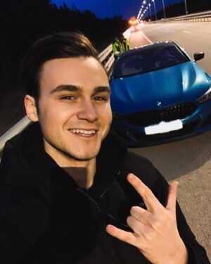 Nikolay Sobolev Instagram - Всегда думал: «у каких лошков заканчивается бензин на трассе?»
Иллюстрация на фото😂