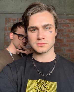 Nikolay Sobolev Instagram - Итоги 2020❄️

1. Встал на борд в январе. Ничего круче быть не может! Катнули дважды: Сочи, Альпы. 

2. Любил @anastasiia.hey, может в этом году мы отрывались меньше, но хуже от этого наши будни не стали. 

3. Спорт: его было много. Хоть в начале года карантин шатнул мою форму и мотивацию. 

4. Много было трансформаций и образов. Больше, чем когда либо. Я человек крайне консервативный, меняю что-то редко. 2020 стал исключением! 

5. Крутейший день рождения, растянулся аж на 3 дня, каждый из которых проходил в новом месте, а закончился сюрпризом: внезапным походом в Карелию в компании всех моих друзей. 

6. Съездил на нашу заброшенную дачу, где не был 10 лет! Там я проводил каждое своё лето до 14, в Псковской области. Незабываемое приключение в карантин! 

7. Да, коронавирус изменил течение жизни. Но разлучить нашу компанию смог лишь расстоянием. Мы дружим почти 10 лет (на фото все не поместились). 

8. А сколько было съёмок! Вау! Больше, чем за всю мою жизнь. Стартанули с альбомом, дропнули пару клипов. Нервно, с ошибками и просчетами. Но начало положено, в рамках моей жизни - событие историческое. 

9. 2020 в одной фотографии - происходит что-то странное и хрен знает, какие изменения будут после😅

Не буду ныть про сложность. 
Но сказать, что 2020 был непредсказуемым - не сказать ничего. Я помню каждый свой год. Этот запомню детальнее и вспоминать буду чаще. Негатив забудется. Воспоминания останутся. 
Это ли не круто?.. 

Всех с наступающим! Любите, живите и больше думайте о хорошем🎄