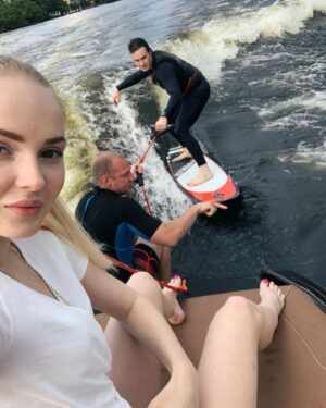 Nikolay Sobolev Instagram - Итоги 2020❄️

1. Встал на борд в январе. Ничего круче быть не может! Катнули дважды: Сочи, Альпы. 

2. Любил @anastasiia.hey, может в этом году мы отрывались меньше, но хуже от этого наши будни не стали. 

3. Спорт: его было много. Хоть в начале года карантин шатнул мою форму и мотивацию. 

4. Много было трансформаций и образов. Больше, чем когда либо. Я человек крайне консервативный, меняю что-то редко. 2020 стал исключением! 

5. Крутейший день рождения, растянулся аж на 3 дня, каждый из которых проходил в новом месте, а закончился сюрпризом: внезапным походом в Карелию в компании всех моих друзей. 

6. Съездил на нашу заброшенную дачу, где не был 10 лет! Там я проводил каждое своё лето до 14, в Псковской области. Незабываемое приключение в карантин! 

7. Да, коронавирус изменил течение жизни. Но разлучить нашу компанию смог лишь расстоянием. Мы дружим почти 10 лет (на фото все не поместились). 

8. А сколько было съёмок! Вау! Больше, чем за всю мою жизнь. Стартанули с альбомом, дропнули пару клипов. Нервно, с ошибками и просчетами. Но начало положено, в рамках моей жизни - событие историческое. 

9. 2020 в одной фотографии - происходит что-то странное и хрен знает, какие изменения будут после😅

Не буду ныть про сложность. 
Но сказать, что 2020 был непредсказуемым - не сказать ничего. Я помню каждый свой год. Этот запомню детальнее и вспоминать буду чаще. Негатив забудется. Воспоминания останутся. 
Это ли не круто?.. 

Всех с наступающим! Любите, живите и больше думайте о хорошем🎄