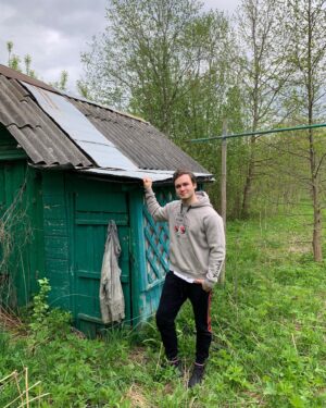 Nikolay Sobolev Instagram - Итоги 2020❄️

1. Встал на борд в январе. Ничего круче быть не может! Катнули дважды: Сочи, Альпы. 

2. Любил @anastasiia.hey, может в этом году мы отрывались меньше, но хуже от этого наши будни не стали. 

3. Спорт: его было много. Хоть в начале года карантин шатнул мою форму и мотивацию. 

4. Много было трансформаций и образов. Больше, чем когда либо. Я человек крайне консервативный, меняю что-то редко. 2020 стал исключением! 

5. Крутейший день рождения, растянулся аж на 3 дня, каждый из которых проходил в новом месте, а закончился сюрпризом: внезапным походом в Карелию в компании всех моих друзей. 

6. Съездил на нашу заброшенную дачу, где не был 10 лет! Там я проводил каждое своё лето до 14, в Псковской области. Незабываемое приключение в карантин! 

7. Да, коронавирус изменил течение жизни. Но разлучить нашу компанию смог лишь расстоянием. Мы дружим почти 10 лет (на фото все не поместились). 

8. А сколько было съёмок! Вау! Больше, чем за всю мою жизнь. Стартанули с альбомом, дропнули пару клипов. Нервно, с ошибками и просчетами. Но начало положено, в рамках моей жизни - событие историческое. 

9. 2020 в одной фотографии - происходит что-то странное и хрен знает, какие изменения будут после😅

Не буду ныть про сложность. 
Но сказать, что 2020 был непредсказуемым - не сказать ничего. Я помню каждый свой год. Этот запомню детальнее и вспоминать буду чаще. Негатив забудется. Воспоминания останутся. 
Это ли не круто?.. 

Всех с наступающим! Любите, живите и больше думайте о хорошем🎄