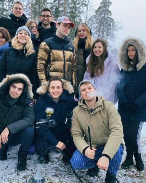 Nikolay Sobolev Instagram - Итоги 2020❄️

1. Встал на борд в январе. Ничего круче быть не может! Катнули дважды: Сочи, Альпы. 

2. Любил @anastasiia.hey, может в этом году мы отрывались меньше, но хуже от этого наши будни не стали. 

3. Спорт: его было много. Хоть в начале года карантин шатнул мою форму и мотивацию. 

4. Много было трансформаций и образов. Больше, чем когда либо. Я человек крайне консервативный, меняю что-то редко. 2020 стал исключением! 

5. Крутейший день рождения, растянулся аж на 3 дня, каждый из которых проходил в новом месте, а закончился сюрпризом: внезапным походом в Карелию в компании всех моих друзей. 

6. Съездил на нашу заброшенную дачу, где не был 10 лет! Там я проводил каждое своё лето до 14, в Псковской области. Незабываемое приключение в карантин! 

7. Да, коронавирус изменил течение жизни. Но разлучить нашу компанию смог лишь расстоянием. Мы дружим почти 10 лет (на фото все не поместились). 

8. А сколько было съёмок! Вау! Больше, чем за всю мою жизнь. Стартанули с альбомом, дропнули пару клипов. Нервно, с ошибками и просчетами. Но начало положено, в рамках моей жизни - событие историческое. 

9. 2020 в одной фотографии - происходит что-то странное и хрен знает, какие изменения будут после😅

Не буду ныть про сложность. 
Но сказать, что 2020 был непредсказуемым - не сказать ничего. Я помню каждый свой год. Этот запомню детальнее и вспоминать буду чаще. Негатив забудется. Воспоминания останутся. 
Это ли не круто?.. 

Всех с наступающим! Любите, живите и больше думайте о хорошем🎄