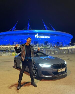 Nikolay Sobolev Instagram - ПРОДАВАТЬ?!🚘 

Редко сижу в инстаграме. Устал от чужих «актов самопрезентации» в эпоху социальных сетей. Когда так легко «казаться», а не «быть», если вы понимаете, о чем я. 

Все такие невероятно успешные, богатые, красивые… за глянцевой обложкой не видно шероховатостей реальной жизни. 
Со временем, этот блеск ослепляет и отталкивает. 

Ведь роскошь в эпоху социальных сетей стала демонстративной. 
Сформировался целый культ потребительства. Адептом которого когда-то стал и я, а осознавать это не всегда приятно. 
Принимать участие в этой гонке «кто кидает понты круче» - тоже. 

Возможно, пришло время избавиться от некоторых вещей. Как там на курсах бизнес-тренера рекомендуют? 

В новом выпуске на канале подробно про это рассказал. Про «русский китч», бесконечные понты, комплексы, депрессию и синдром нереализованный выгоды.