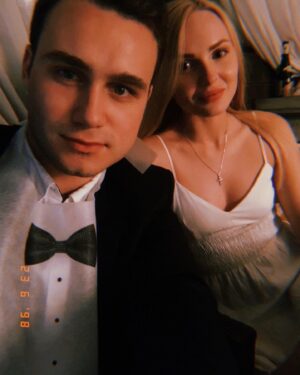 Nikolay Sobolev Instagram - Я так люблю тебя!❤️
За все моменты и угары, за тот азарт в наших глазах, когда мы сделали татуировку в день признания в любви.

За тот огонь, который нисколько не угасает в атмосфере невероятного домашнего уюта, что ты создаёшь вокруг меня каждый день!😇

@anastasiia.hey , я мало о тебе рассказывал здесь. Потому что тебе это никогда не было нужно. Но раз уж я открыт для людей - они точно должны знать. Знать, как же мне повезло!